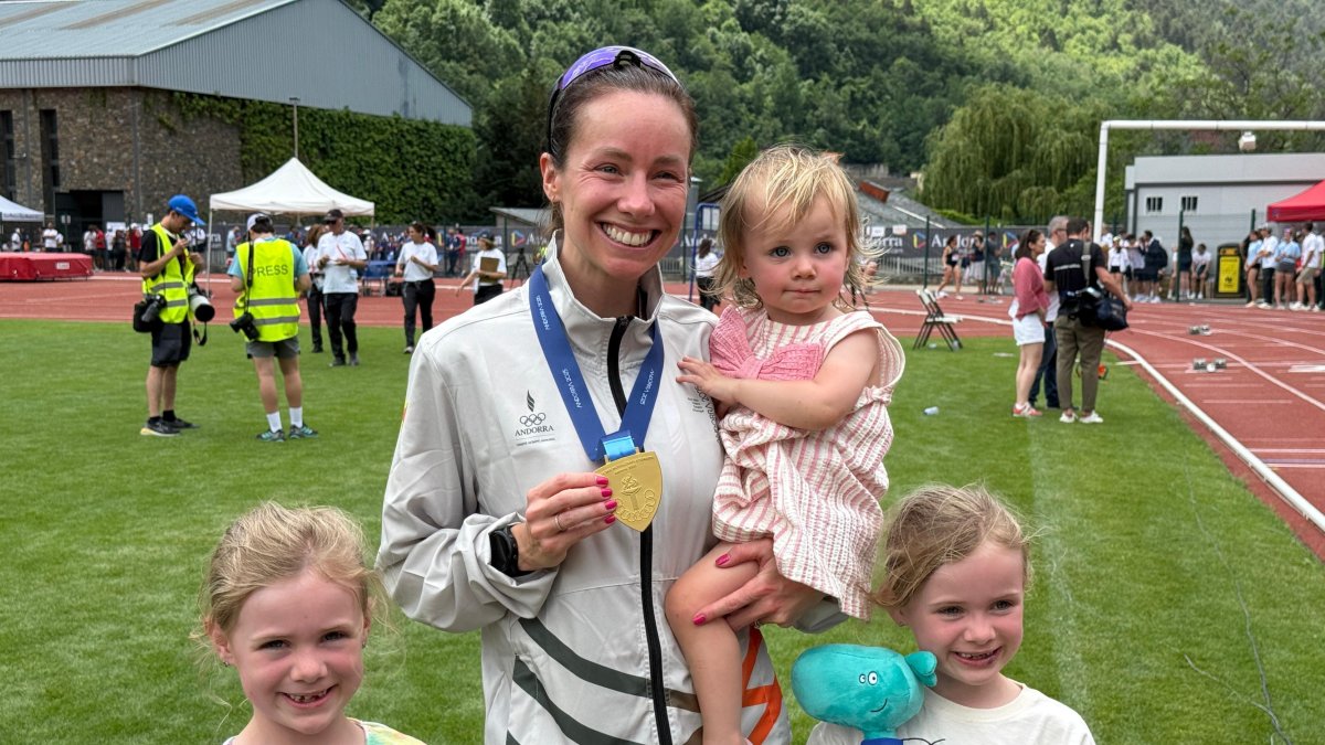 Jess Martin celebrant la medalla d'or amb les filles.
