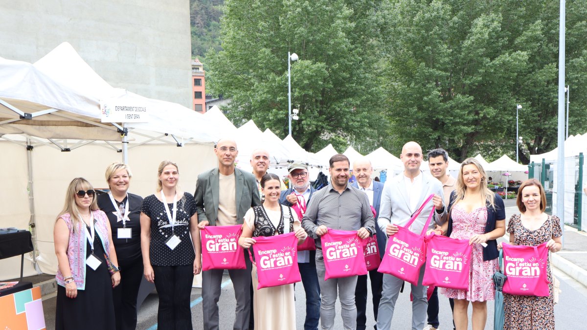 Les autoritats del comú d'Encamp en la parada del departament de Social i Gent Gran de l'Enfira't 2025.
