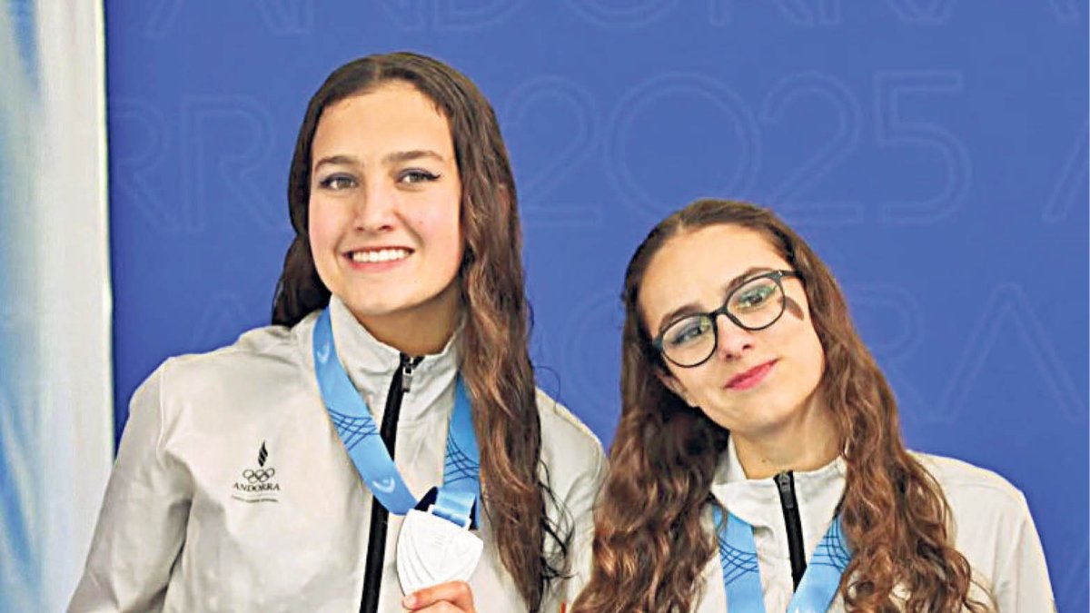 Mariona Casas i Aran Van Den Erembeent amb les medalles.