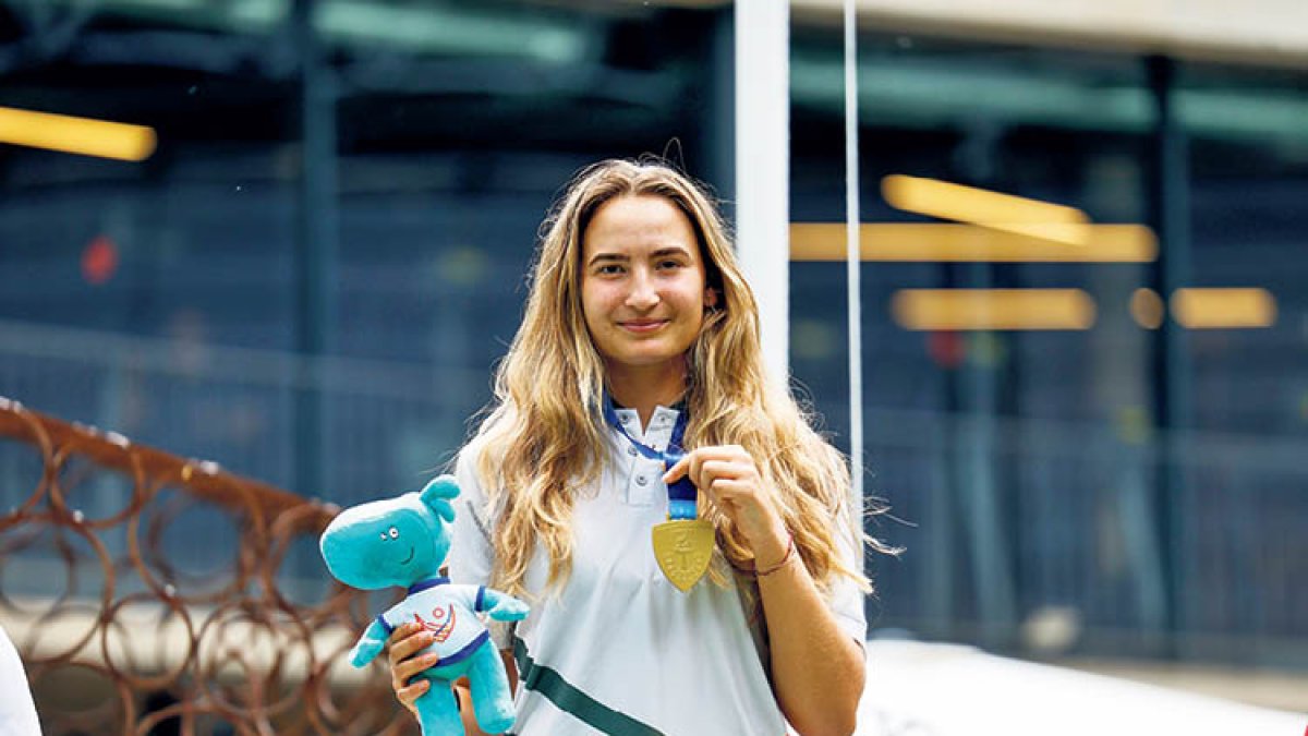 Vicky Jiménez llueix amb orgull la medalla d’or assolida als Jocs.
