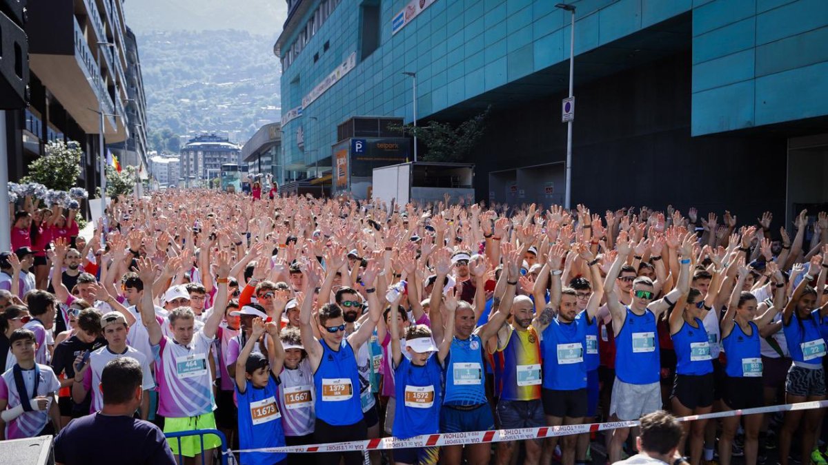Corredors abans de la sortida de la 14a edició de la Cursa Illa Carlemany.