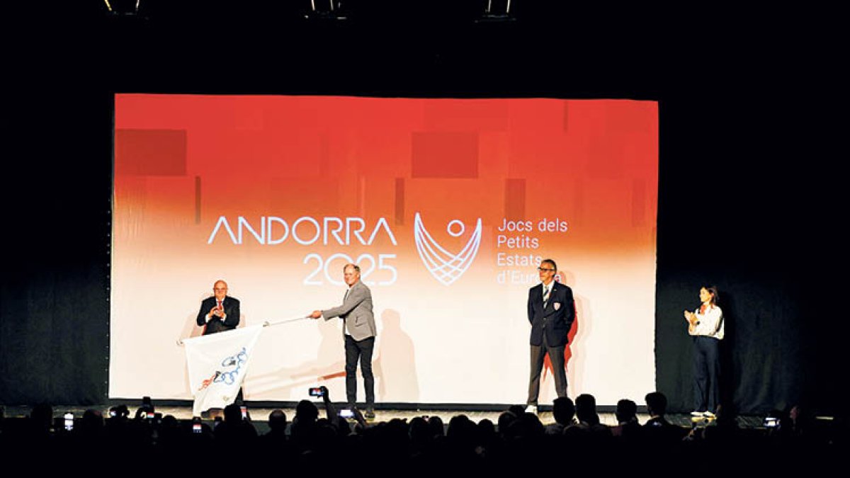 Espot Miró, a l’esquerra, durant el traspàs de bandera.