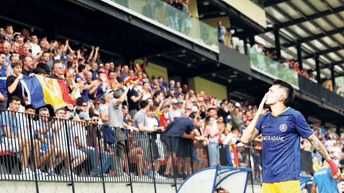 Lautaro de León celebra el segon gol contra l’Eivissa.