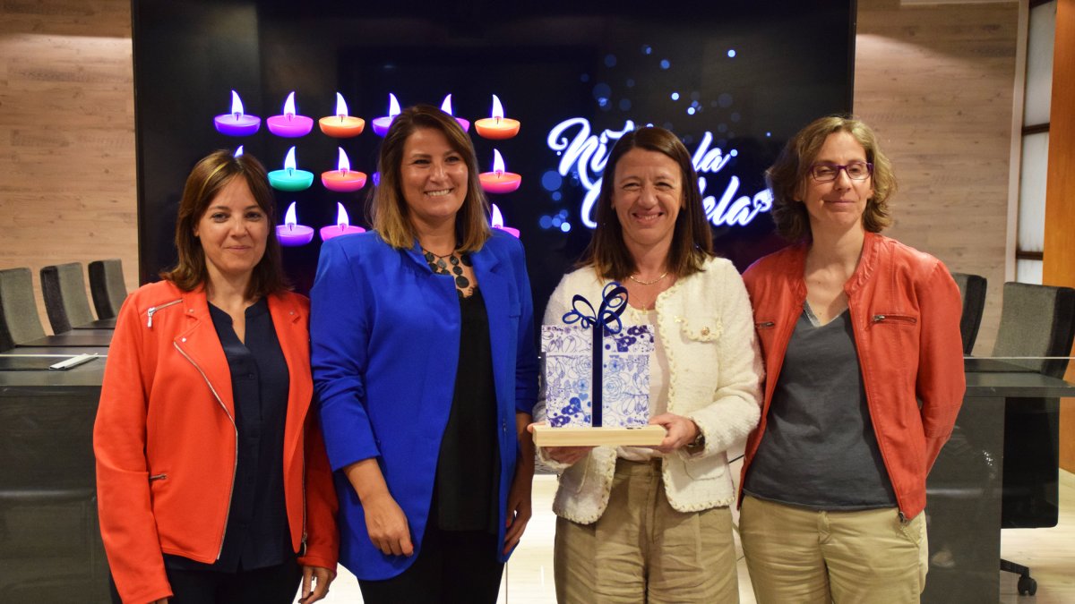 La directora de Banca Privada País d'Andbank, Maria Suárez, la cònsol major d'Ordino, Maria del Mar Coma, la consellera d'Educació, i la directora de Nord Andorrà, Laura Bonet, durant la presentació.