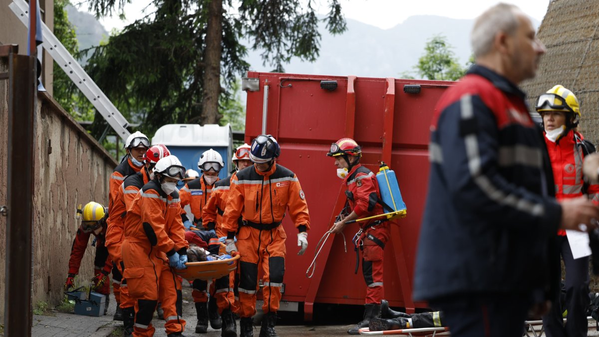 Un equip de la Creu Roja rescatant a una persona durant el simulacre.