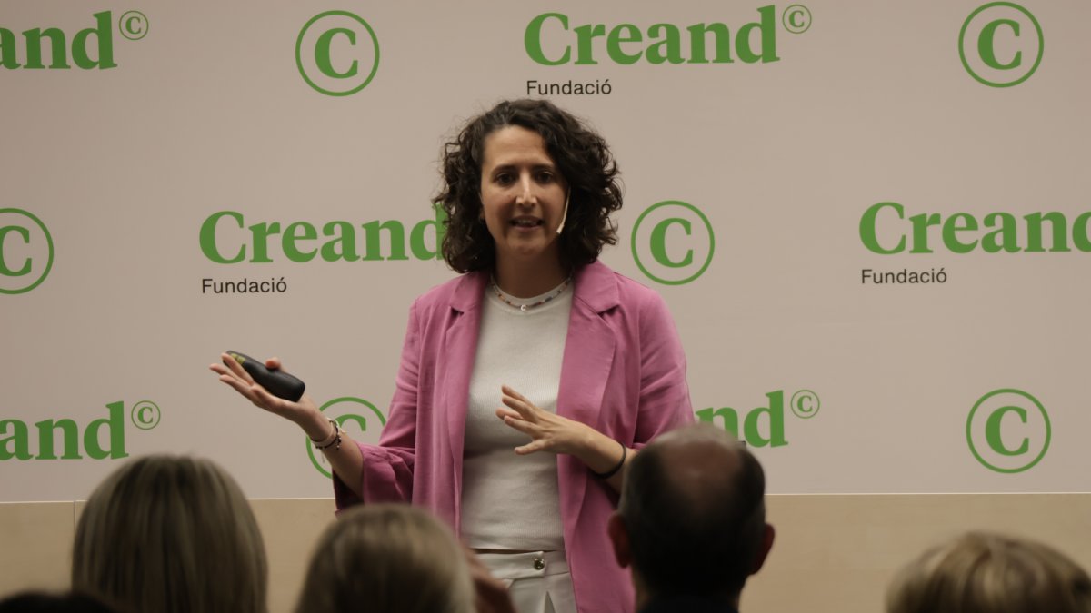 La doctora en biomedicina i responsable de recerca i desenvolupament de Cellab, Clara Boces, durant la conferència.
