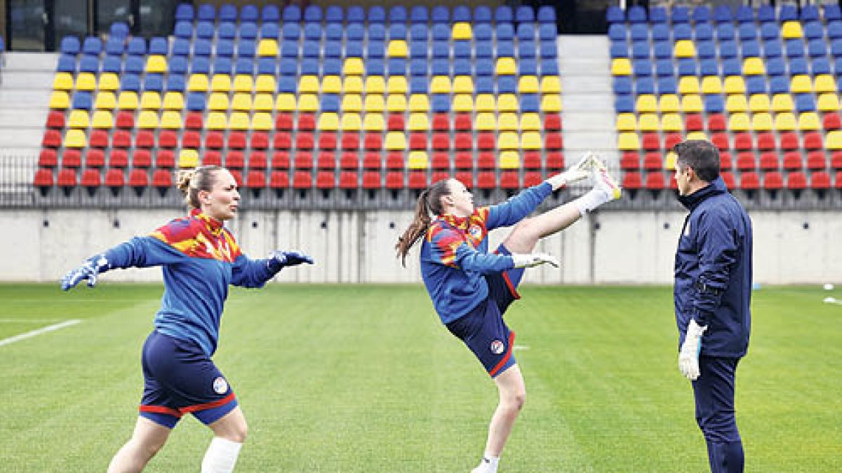 La selecció femenina es va exercitar ahir al nou Estadi de la FAF.
