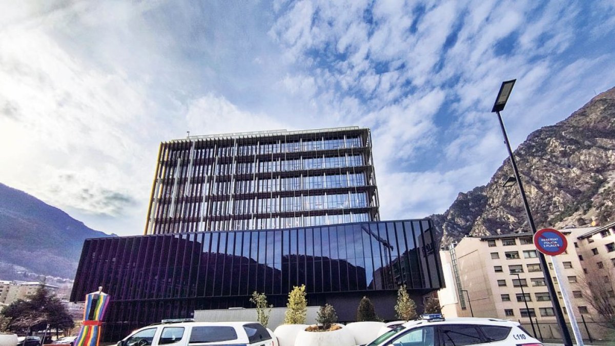 Dos vehicles de la policia a la seu de la Justícia.