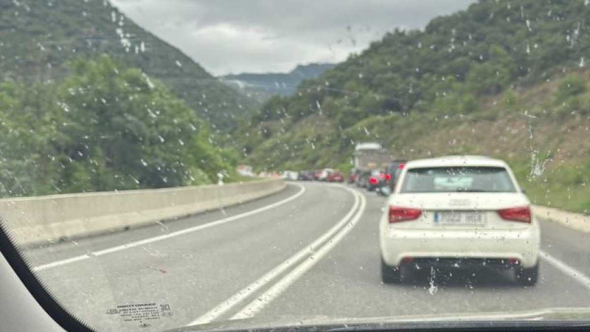 Vehicles aturats a causa de les obres a la N-145