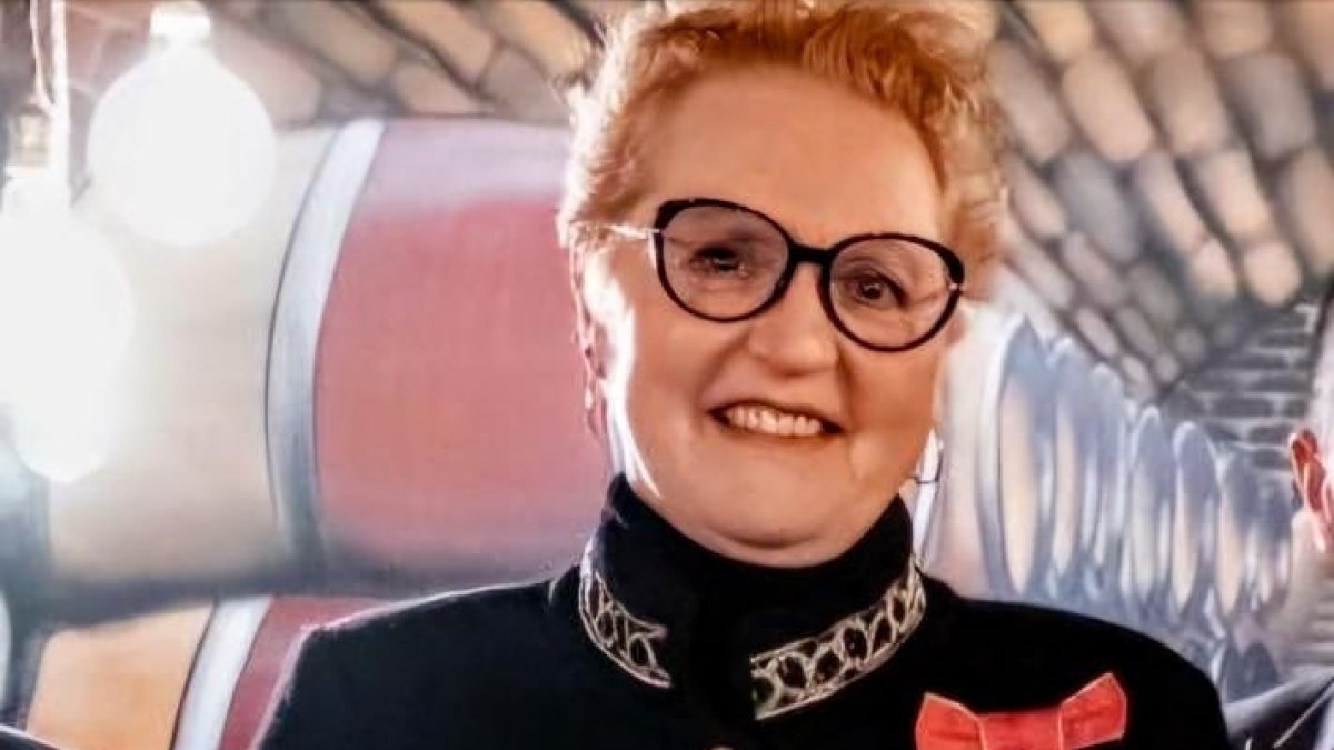 Fiona Dean en un acte.