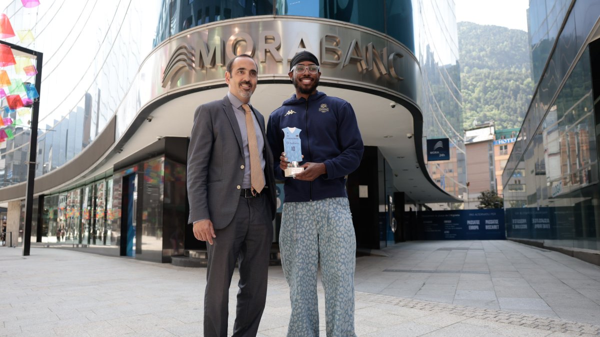 Jerrick Harding recollint el premi MVP MoraBanc.