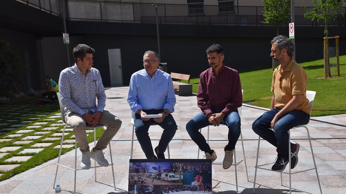 Els membres d'Els Amics de les Arts, Dani Alegret, Ferran Piqué i Joan Enric Barceló, i el conseller de Cultura i Promoció Econòmica d'Escaldes-Engordany, Valentí Closa.