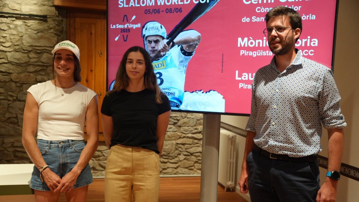 Les piragüistes Mònica Doria i Laura Pellicer, i el cònsol major de Sant Julià de Lòria, Cerni Cairat.