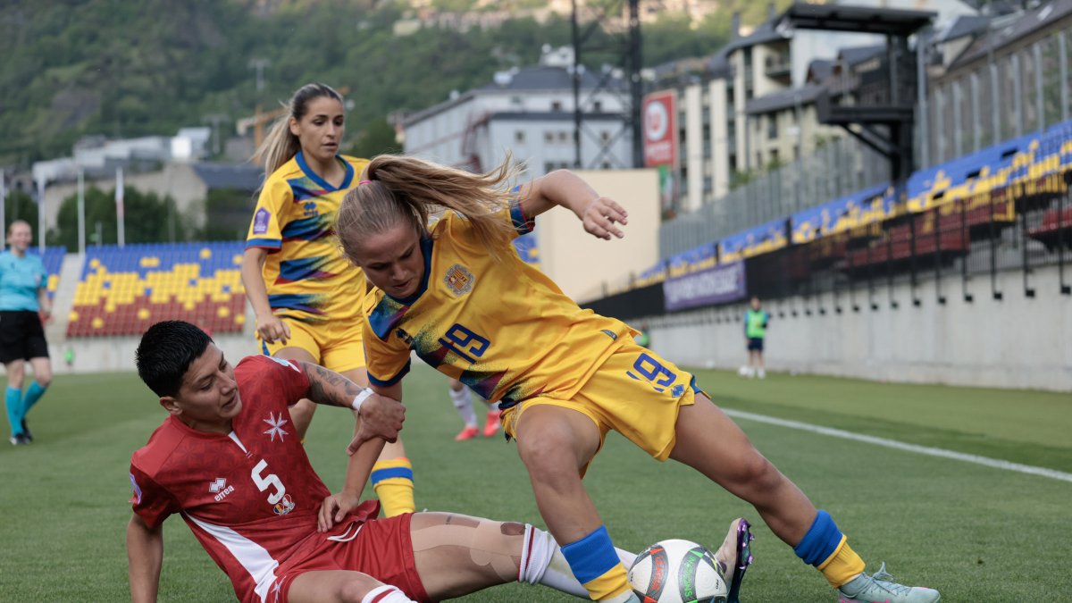 Carla Ber intenta salvar una pilota davant Stefania Farrugia, de Malta.