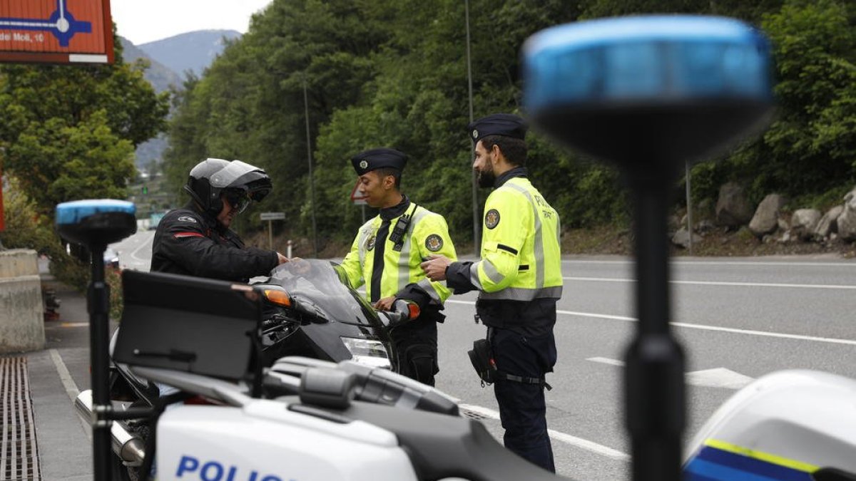 Agents en un control de motocicletes.