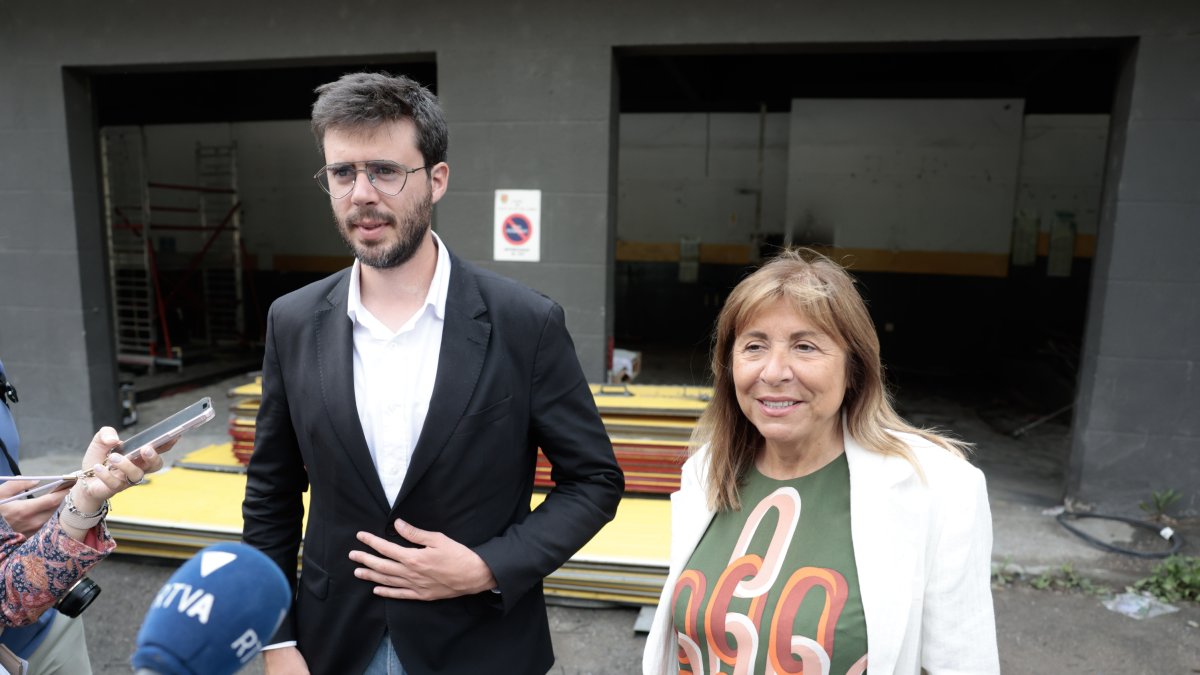 Cerni Cairat i Conxita Marsol durant els inicis de l'enderroc de l'edifici per als pisos tutelats