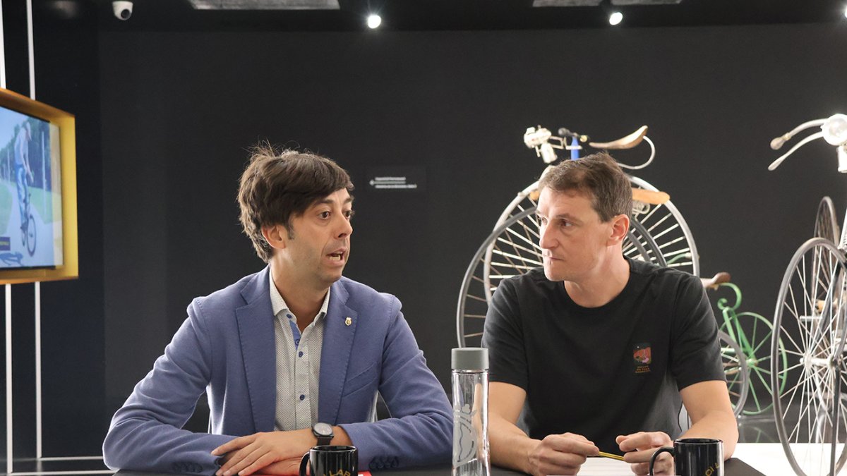 El cònsol major d'Andorra la Vella, Sergi González, i el cap d'àrea del Bici Lab, Eduard Tarrés, durant la presentació de la Setmana de la Bicicleta