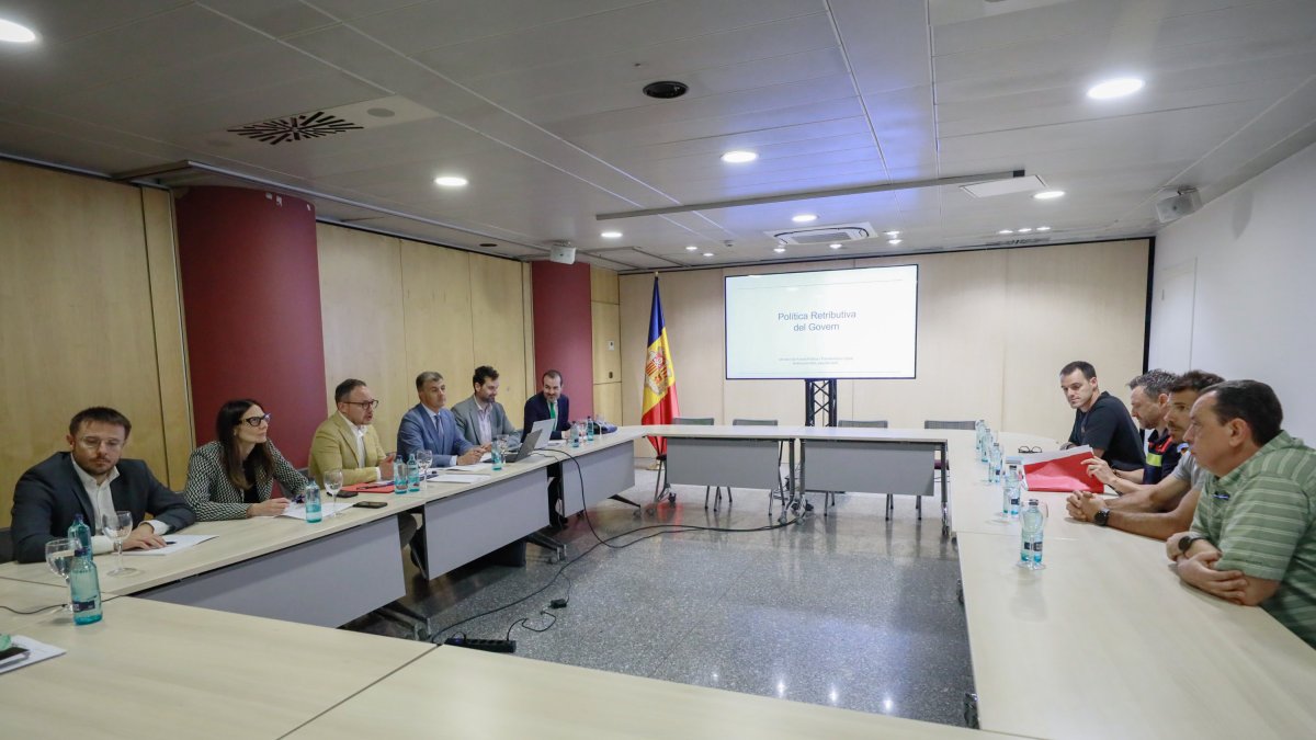 Xavier Espot, Marc Rossell i Ester Molné han encapçalat la reunió amb els representants de bombers per la millora salarial