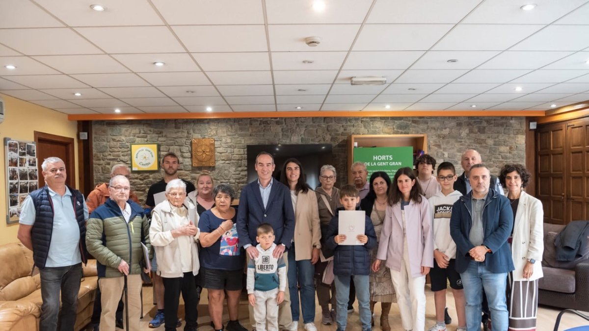 El cònsol major de Canillo, Jordi Alcobé, amb els beneficiaris dels horts de la gent gran que van rebre les claus de la temporada 2025.