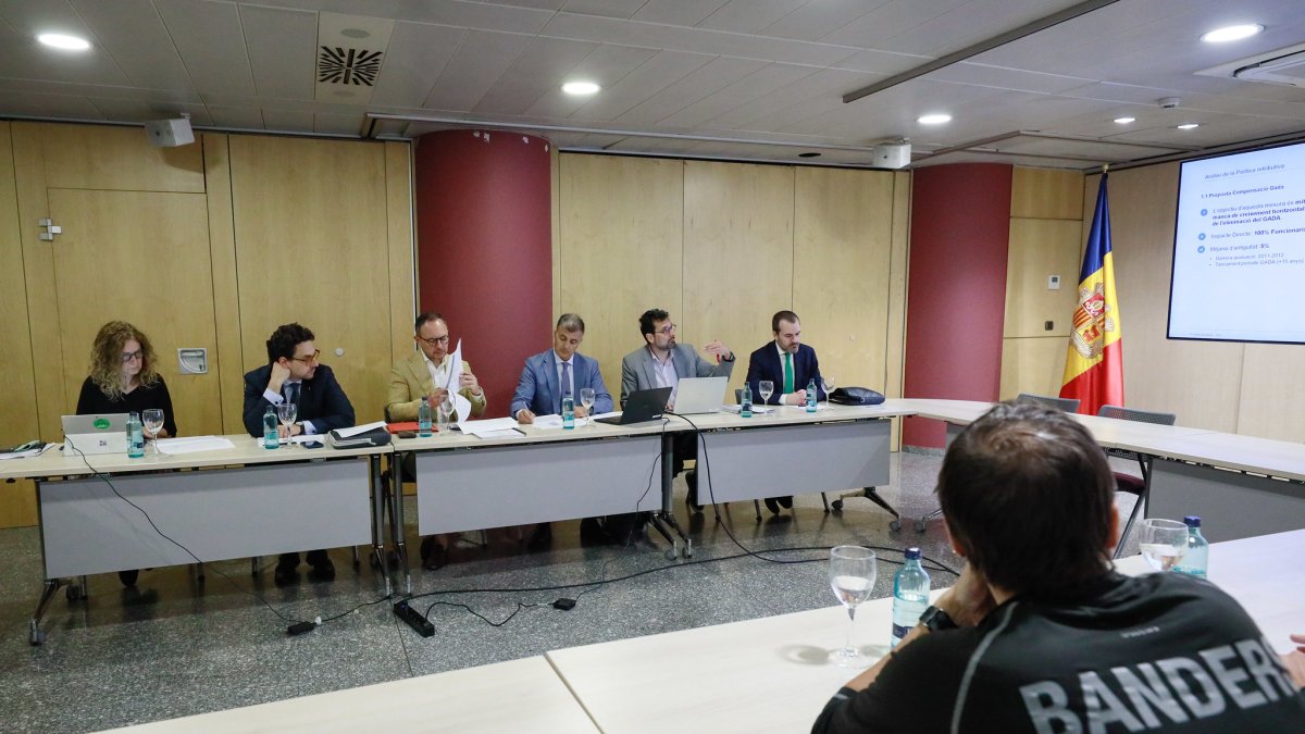 El cap de Govern, el ministre i el secretari d’Estat de Funció Pública, amb els banders.