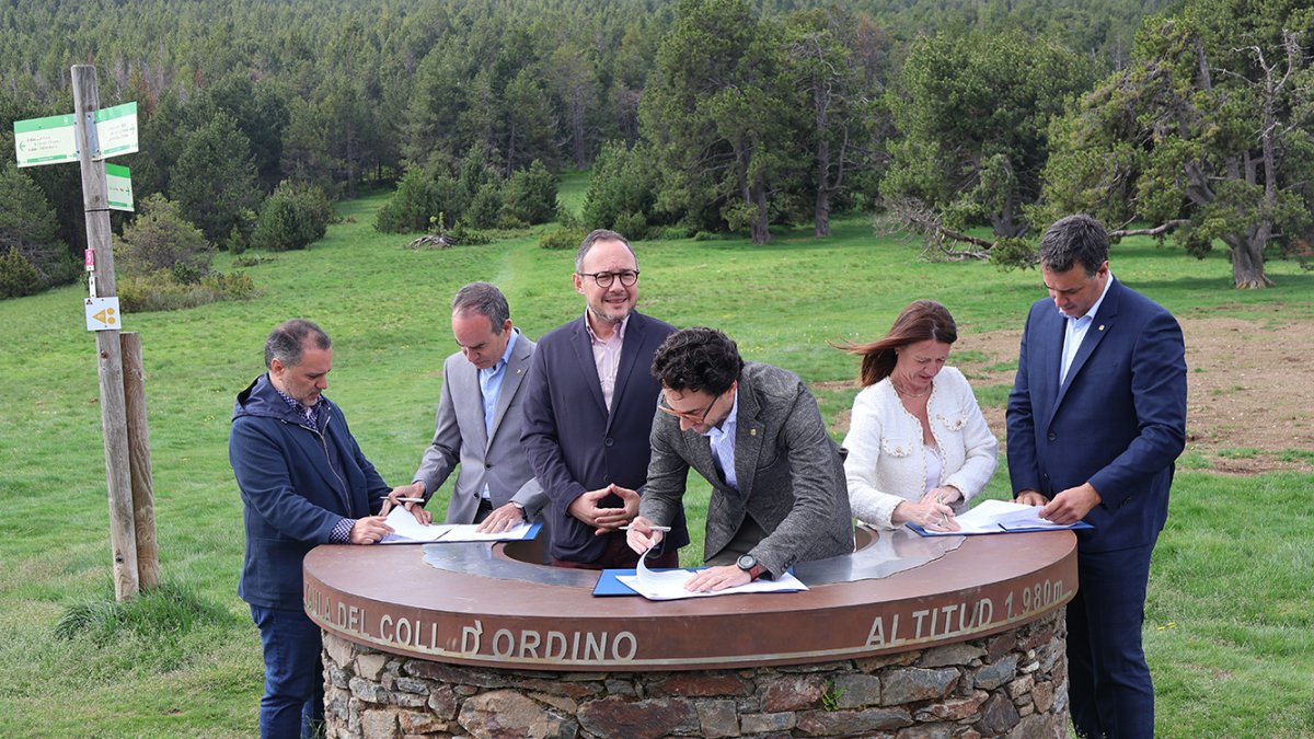 Marc Casal, Jordi Alcobé, Xavier Espot, Guillem Casal, Maria del Mar Coma i Eduard Betriu durant la signatura del Memoràndum d'entesa