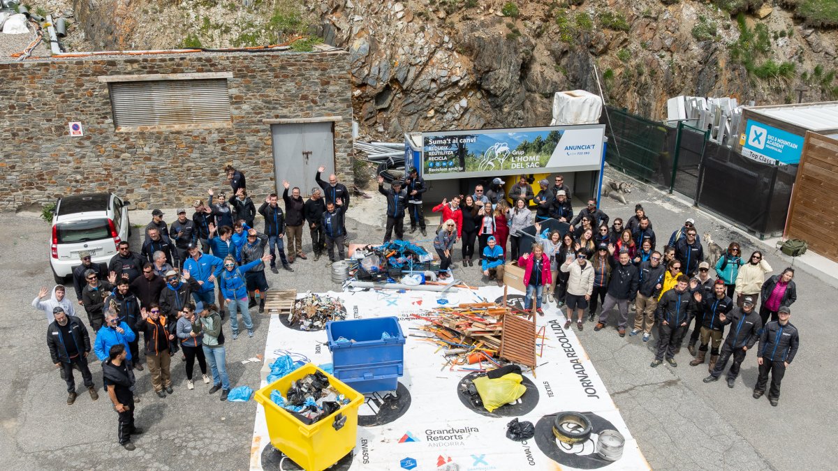 Els participants en la recollida de brossa amb els residus recollits a Grau Roig