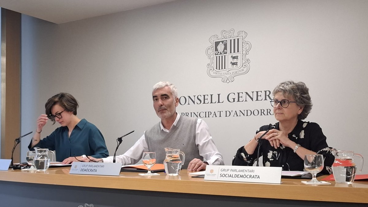 Nuria Segues, Marc Magallon i Susanna Vela durant la presentació de la proposició de llei de les normes reguladores dels cossos especials