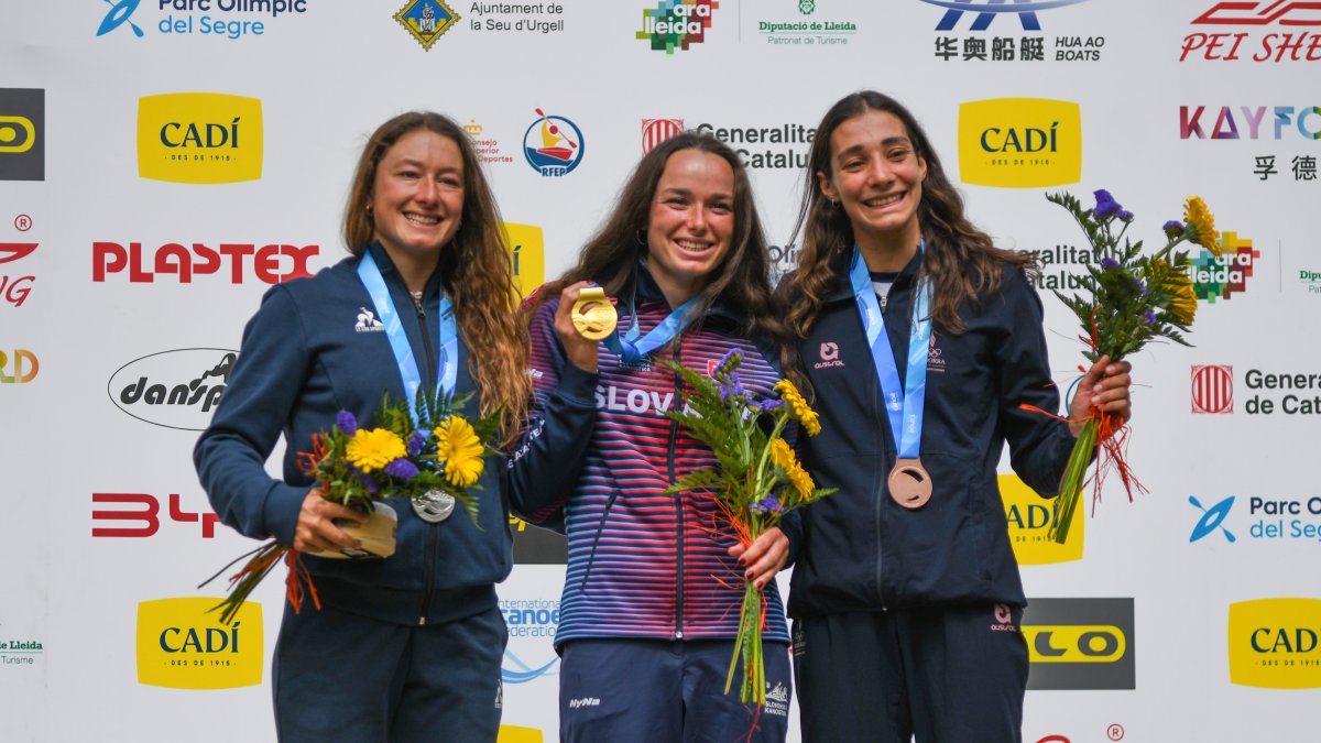 Mònica Doria, a la dreta, al podi de la Copa del Món de la Seu d’Urgell.