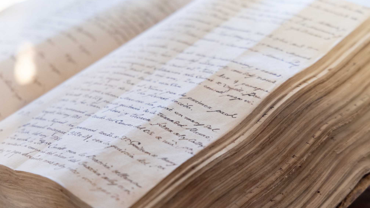 Un dels llibres d'actes recuperats pel Consell General.