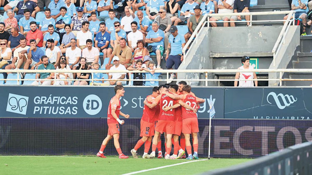 Els jugadors de l’FC Andorra celebren el gol que els va donar la victòria ahir a Eivissa (0-1).