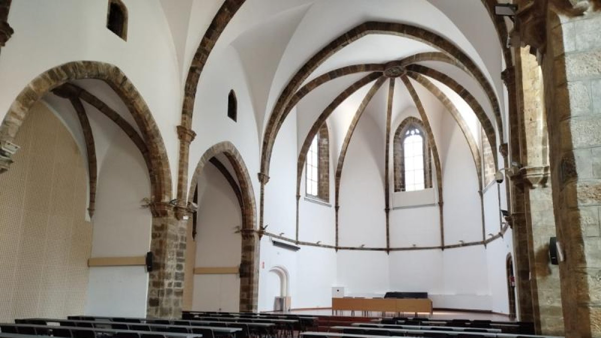 La sala Sant Domènec preparada per les PAU.
