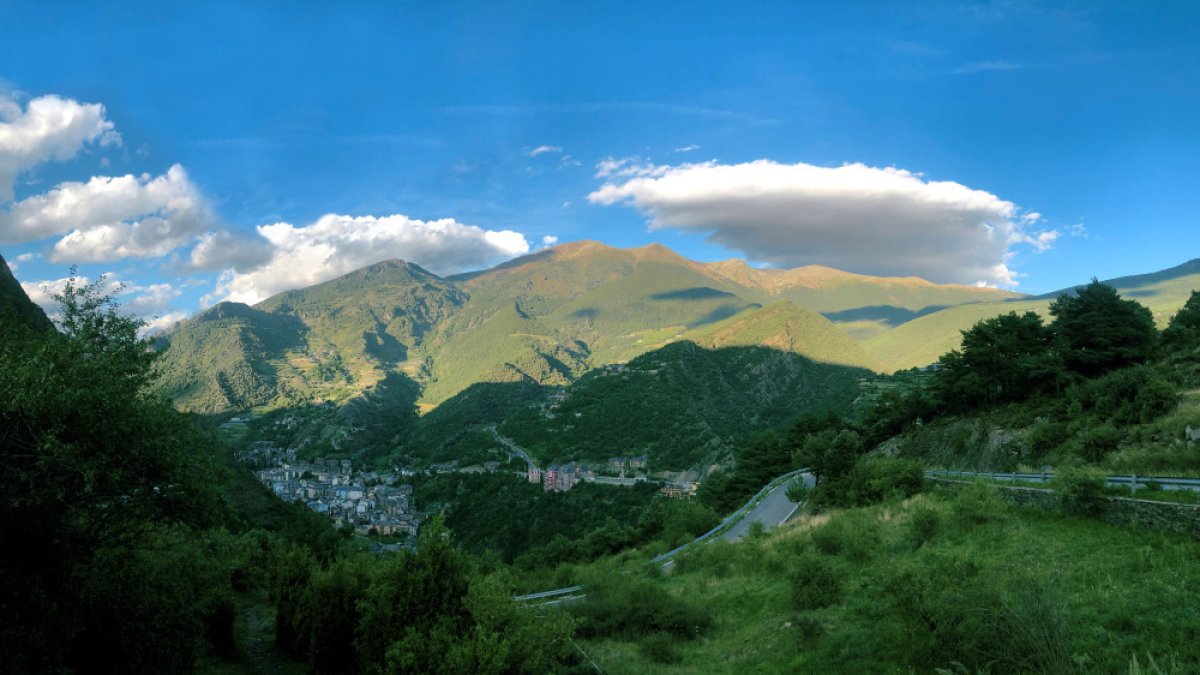 La zona de Claror, vista des de l’altre vessant de la vall.