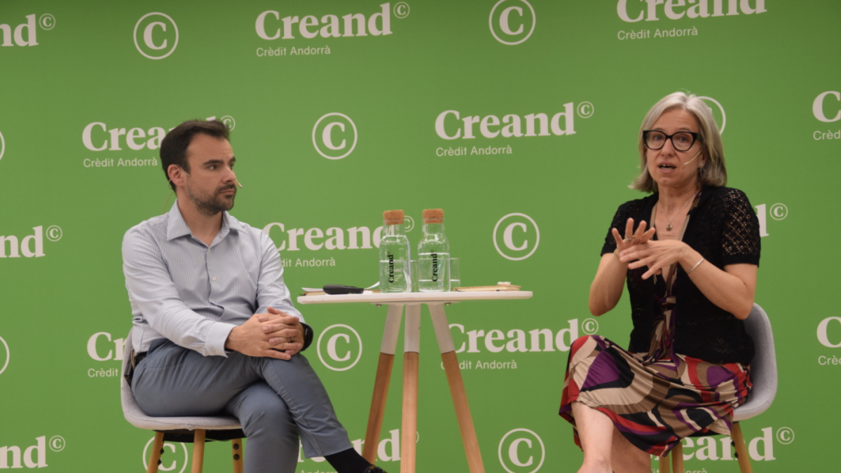 El director d'Innovació i Transformació Digital de Creand Crèdit Andorrà, Santiago de Larrea, i la directora d'Andorra Business, Judit Hidalgo, en la presentació del programa Enlaira.
