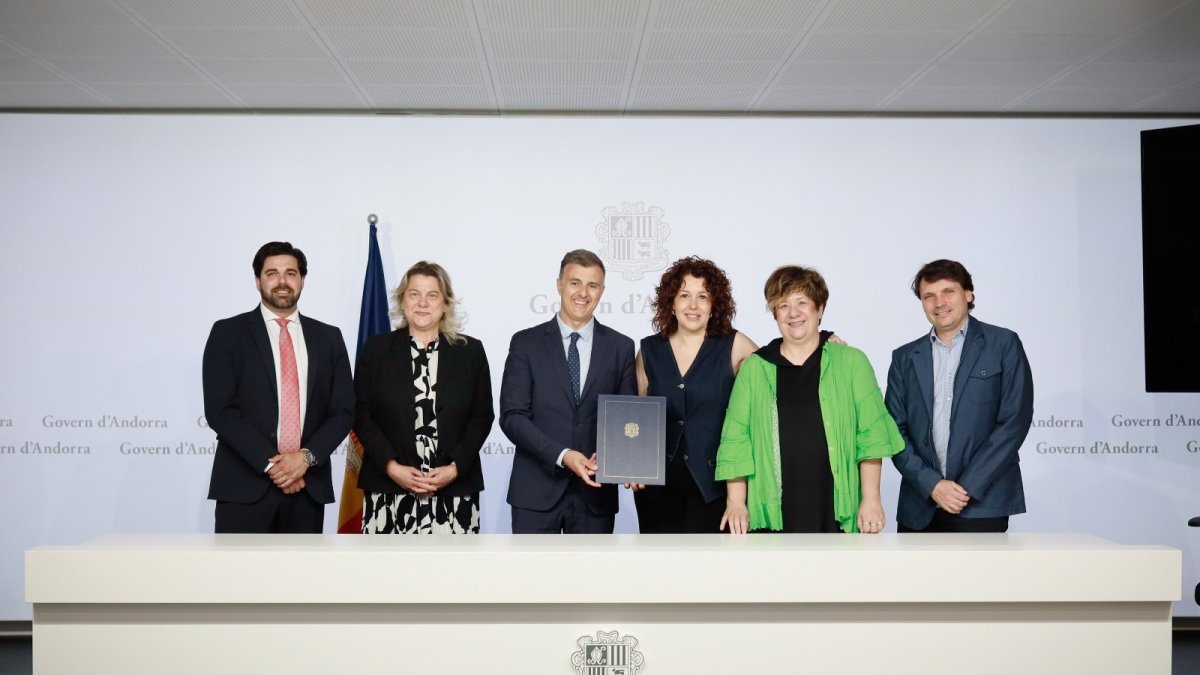 Govern i l'associació de Gestories en la signatura del conveni.