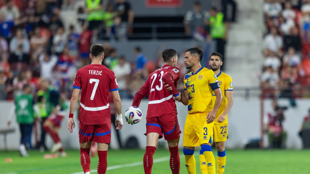 Marc Vales, que va sumar el partit 100 amb la selecció, amb Vlahovic en una acció del partit.