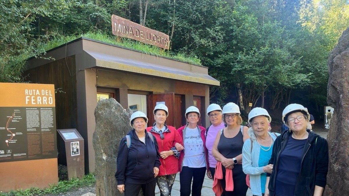 Visita de la gent gran a les mines de Llorts.