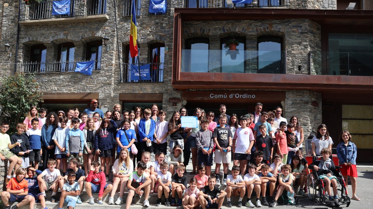 La cònsol major i el cònsol menor d'Ordino, Maria del Mar Coma i Eduard Betriu, i la consellera de Cultura, Joventut i Educació d'Ordino, Mònica Armengol, amb els alumnes de primària.