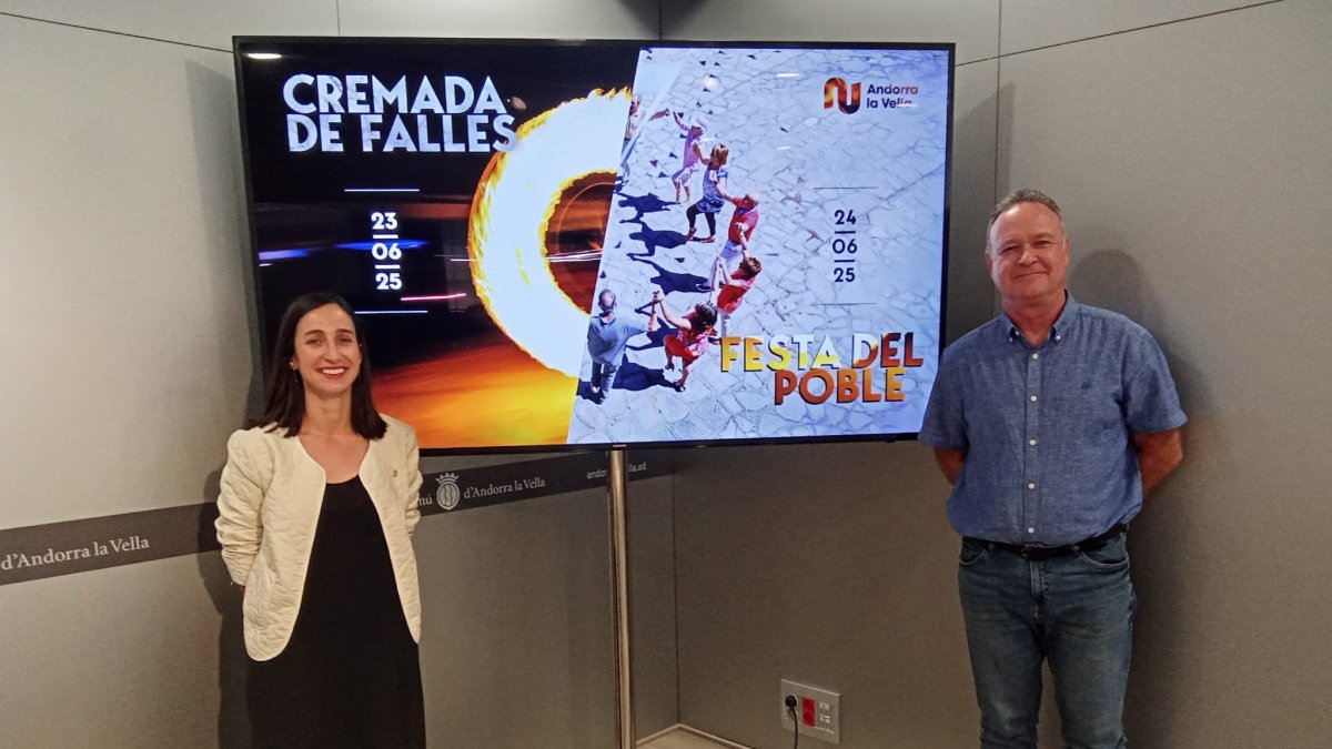 Olalla Losada i Jan Cartes durant la presentació de la festa del poble