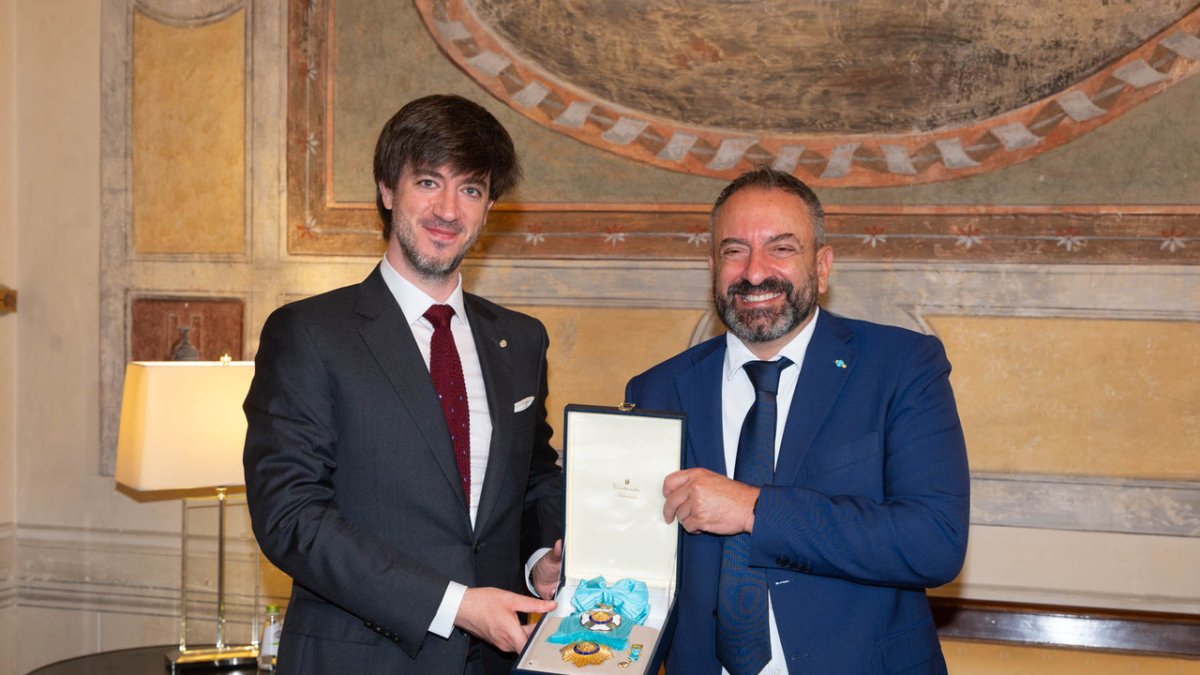 El síndic general, Carles Ensenyat, entrega l'Orde de Carlemany a Luca Beccari