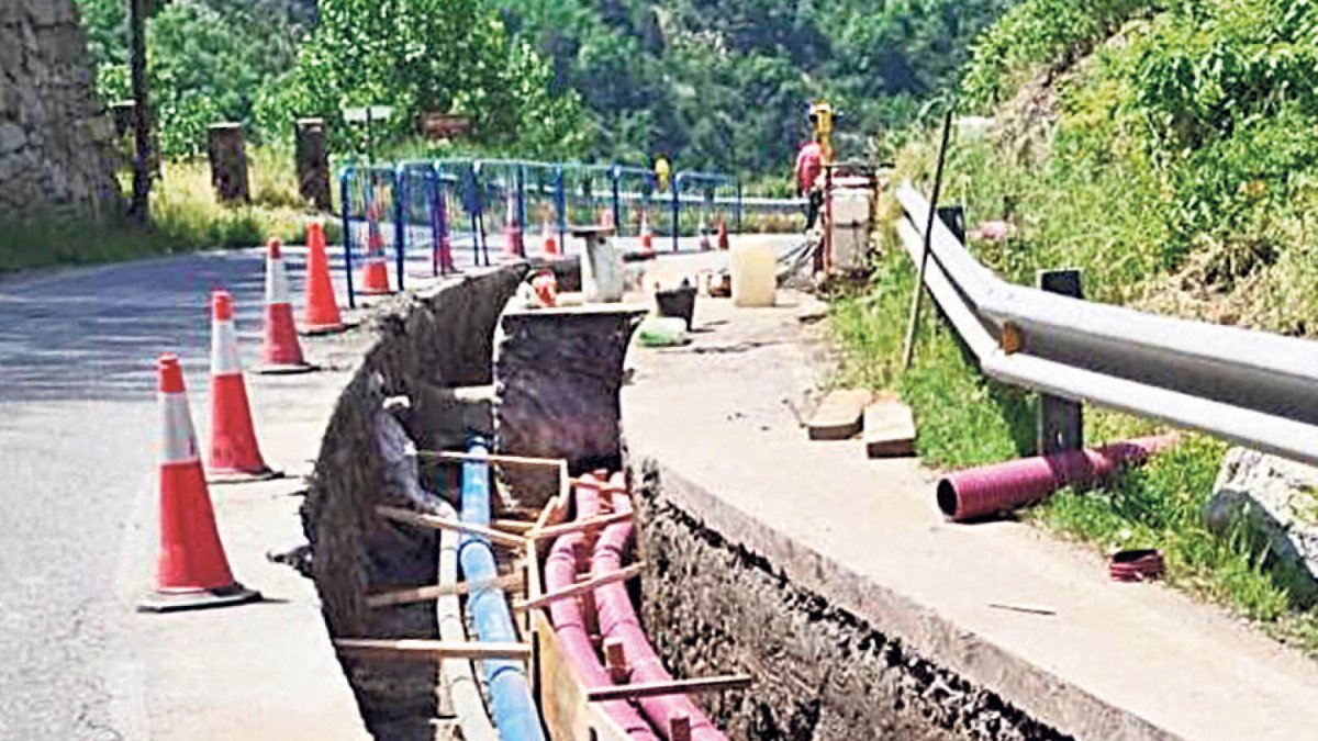 Imatges d’unes obres a la xarxa d’aigua de Sant Julià.