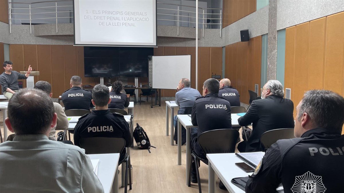 Inspectors i sergents majors durant una classe de la formació.