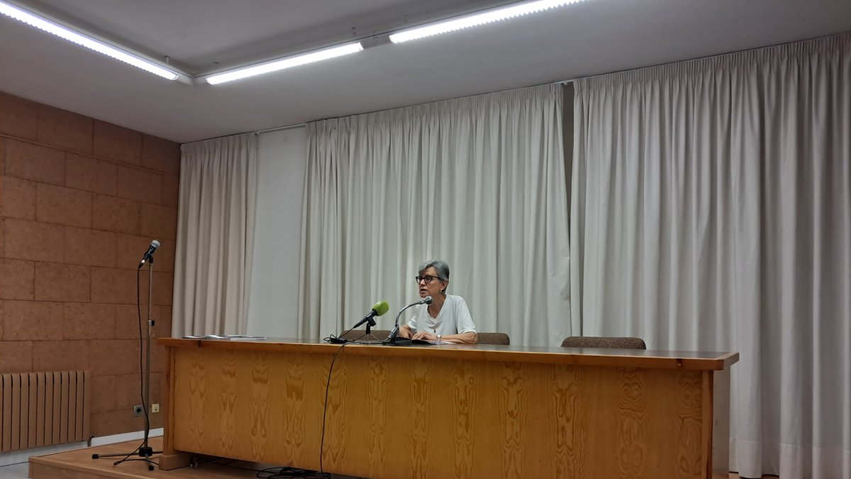 La presidenta de Càritas, Anna Maria Villas, durant la roda de premsa.