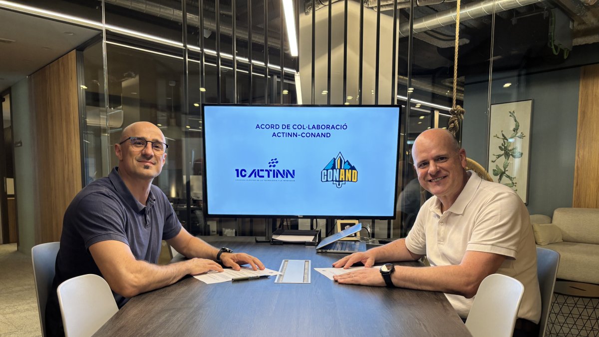 Ismael García (President de CONAND) i Ignasi Martín (Director General d’ACTINN) durant la signatura de l'acord.