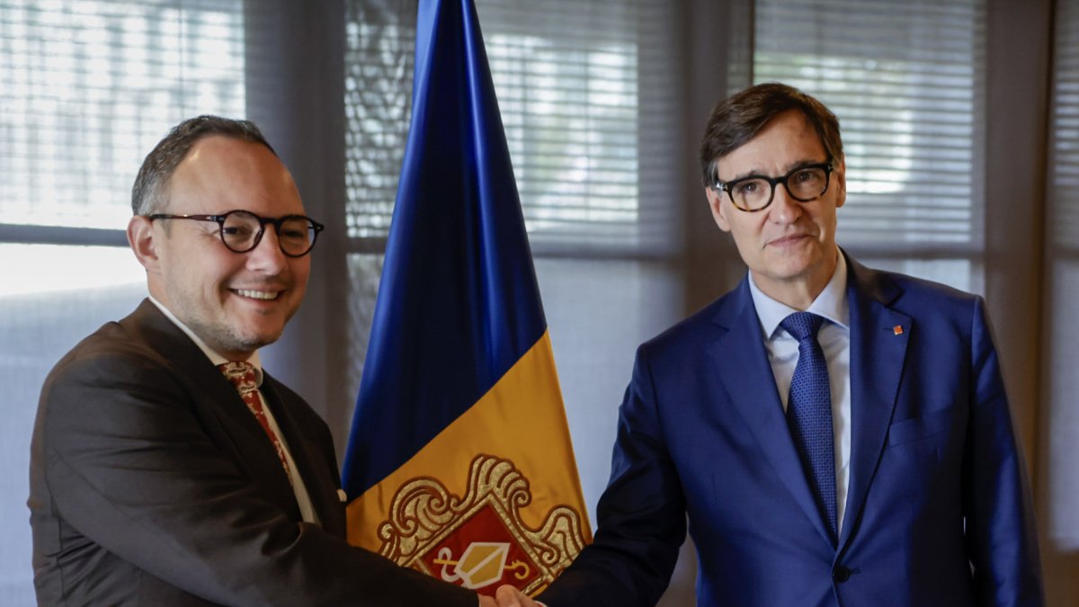 Xavier Espot i Salvador Illa durant la visita del president català