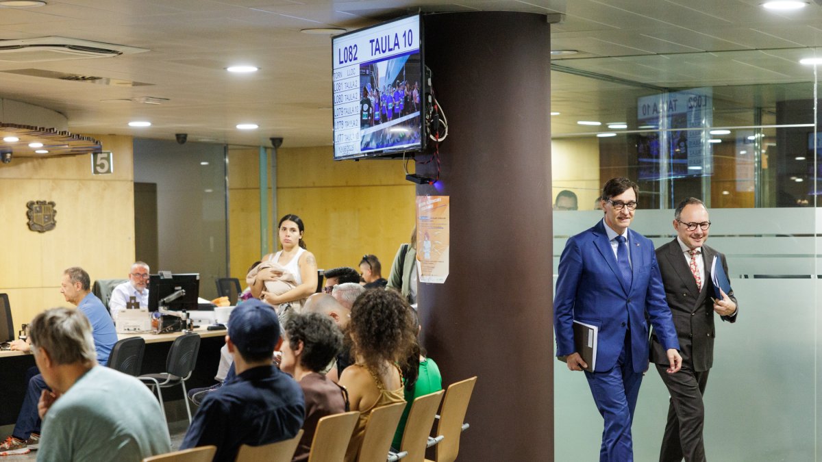 Salvador Illa i Xavier Espot, camí de la compareixença de premsa conjunta.