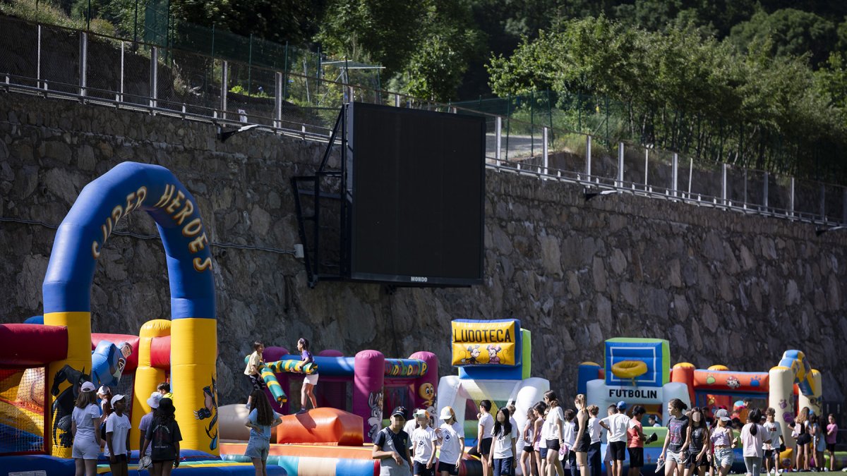 Infants en els inflables durant la festa.