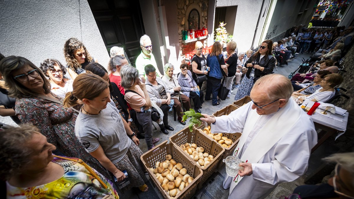 El mossèn beneint els pans durant la festa major del Puial