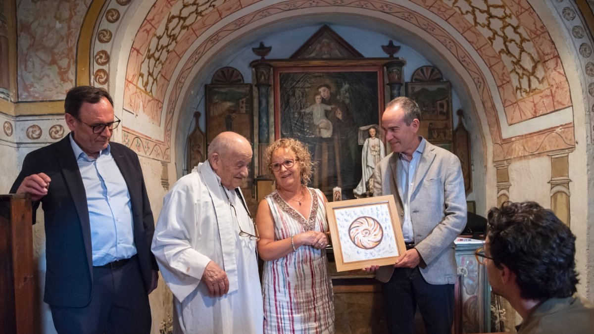 El cònsol major de Canillo, Jordi Alcobé, entregant una rèplica d'una imatge de l'església a mossèn Ramon.