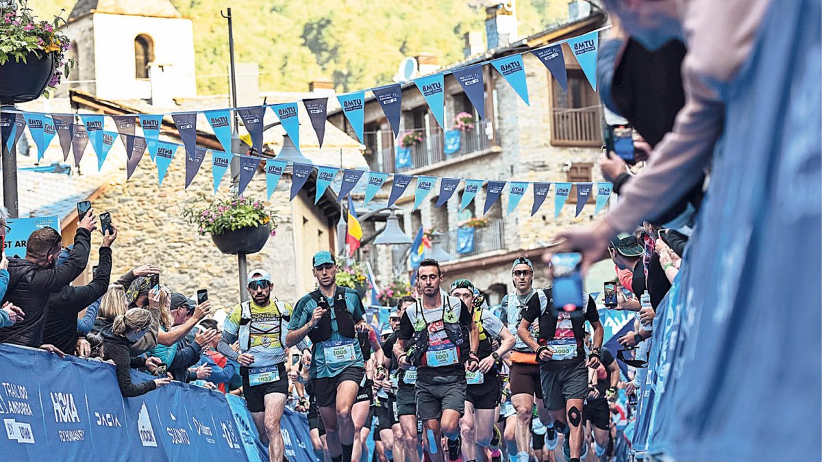 Sortida de la cursa a la plaça Major d’Ordino.