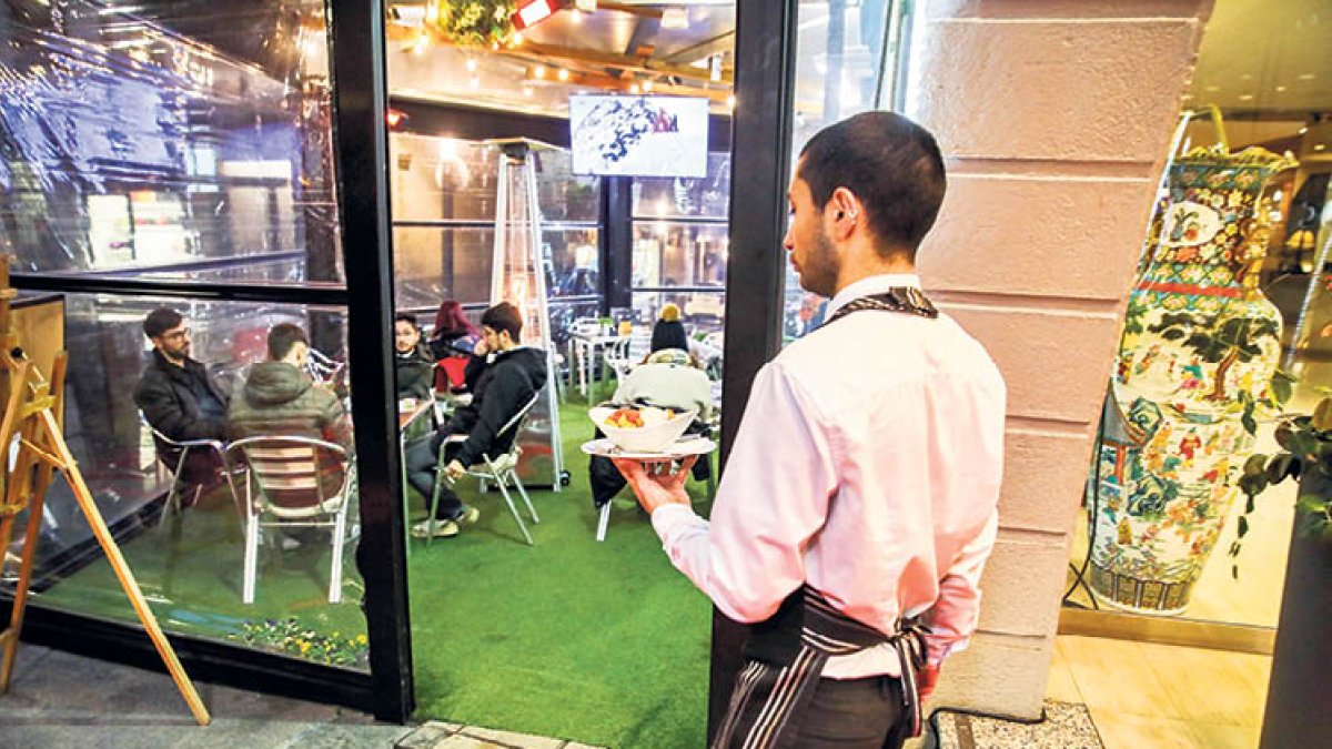 Un cambrer treballant al sector de la restauració.